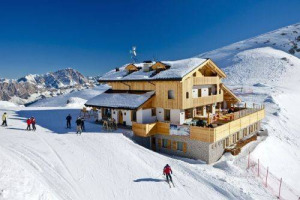 CORTINA AL TOP: IL RIFUGIO AVERAU DI CORTINA D’AMPEZZO IN CIMA ALLA CLASSIFICA DEI MIGLIORI RISTORANTI D’ALTA QUOTA D’ITALIA STILATA DA CONDÉ NAST TRAVELLER, CHE HA MESSO IN FILA RIFUGI, CHALET E BAITE DEL BELPAESE