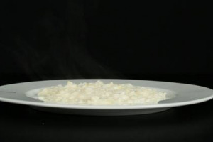 I prezzi del riso sugli scaffali sono sempre gli stessi, ma per i produttori servono 4 chili di riso per un caffè: la Coldiretti denuncia la speculazione che colpisce la produzione di riso in Italia, mettendo a rischio il suo primato in Ue