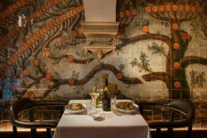 Fa il suo debutto il nuovo &ldquo;Ristorante Frescobaldi&rdquo; a Firenze, affacciato su Piazza della Signoria. &Egrave; il secondo, dopo quello di Londra, inaugurato nel 2014, aperto dalla societ&agrave; Lilium, al 50% della famiglia del vino, rappresentata da Diana Frescobaldi