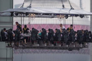 Mangiare sospesi nel vuoto, a 50 metri d’altezza: da cena evento, che ha portato sui cieli di tutto il mondo anche le grandi aziende del wine & spirits (Moët et Chandon, Ravenswood Wines), a ristorante unico al mondo, a Shanghai