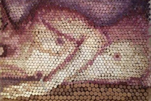 QUANDO IL TAPPO DI SUGHERO, CON LE INFINITE GRADAZIONI DI COLORE CHE IL VINO GLI REGALA, INCONTRA L&rsquo;ARTE, NASCONO OPERE UNICHE, MOSAICI DI NUDI FEMMINILI CHE IMPREZIOSISCONO LE PARETI DI 11 RISTORANTI LONDINESI, FIRMATI DALL&rsquo;ARTISTA CONRAD ENGELHARDT