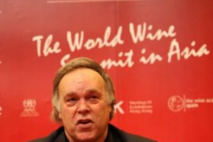 CRITICA E VINO SENZA CONFINI: IL GURU ROBERT PARKER SI METTE A NUDO, DALL&rsquo;INCONTRO CON IL NETTARE DI BACCO NEL 1967 A PARIGI, FINO A DIVENTARE IL NUMERO 1 DELLA CRITICA ENOLOGICA. E DICE NO ALLA TECNOLOGIA PER ABBASSARE IL GRADO ALCOLICO