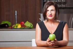 Meglio un party in piedi o una cena deplacé? Dipende dal vostro tavolo da pranzo. E il vino? Non deve necessariamente essere un’etichetta costosa, ma di qualità. Ecco il “Manuale di sopravvivenza per le feste natalizie” firmato da Roberta Schira