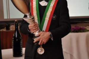 &Egrave; il trentino Roberto Anesi ad aggiudicarsi il titolo di campione 2017 del Concorso Miglior Sommelier d&rsquo;Italia - Premio TrentoDoc dell&rsquo;Associazione Italiana Sommelier, celebrato a Taormina nel Congresso n.51 dell&rsquo;associazione