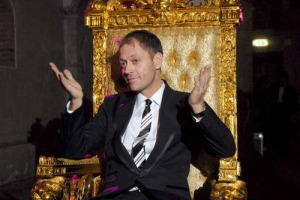 IL MONDO DELL&rsquo;HARD E DELLA FORMULA 1 SI INCONTRANO PER DARE LA LUCE AL PRIMO VINO DI ROCCO SIFFREDI. IL NOTO ATTORE E IL PILOTA JARNO TRULLI (GI&Agrave; PRODUTTORE) HANNO MESSO IN PRODUZIONE &ldquo;ROCCO&rdquo;, UN IGT A BASE DI UVE MONTEPULCIANO D&rsquo;ABRUZZO