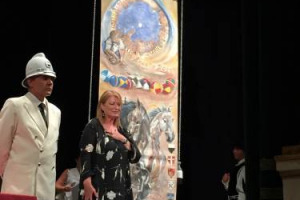 I colori dei grandi vini del territorio senese rendono omaggio al Palio di Siena, grazie alla pittrice fiorentina Elisabetta Rogai che ha dipinto il drappellone del 16 agosto con l&rsquo;&ldquo;enoarte&rdquo;, la tecnica pittorica che usa il vino al posto dei colori