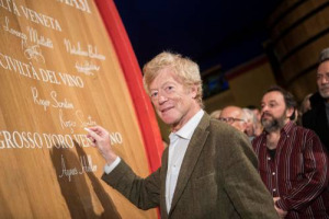 &ldquo;Il vino &egrave; quotidianit&agrave; pi&ugrave; che cultura, e gli esperti sono tutti imbroglioni, devono imparare a prendersi meno sul serio ...&rdquo;. A WineNews, il filosofo britannico Roger Scruton, autore di &ldquo;Bevo dunque sono&rdquo; e Premio Masi per la Civilt&agrave; del Vino n. 35