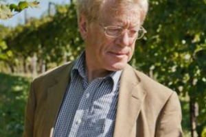 FOLGORATO SULLA VIA DEL PROSECCO. ROGER SCRUTON, FILOSOFO DEL CONSERVATORISMO INGLESE E POLEMISTA DI RANGO, DOPO UNA VISITA TRA CARTIZZE E VENEZIA: &ldquo;PENSAVO CHE FOSSERO UN&rsquo;IMITAZIONE DELLO CHAMPAGNE. ORA MI SONO CONVERTITO AL PROSECCO&rdquo;