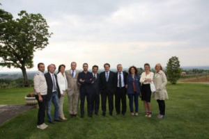 LA RICETTA DELL&rsquo;OLTREPO&rsquo; PAVESE CONTRO LA CRISI: UN&rsquo;ENOLOGIA FORTE E A MISURA DI EXPORT, I PRODUTTORI E LE CANTINE SOCIALI CHIEDONO AL GOVERNO MENO BUROCRAZIA E PIU&rsquo; FONDI PER LA PROMOZIONE. E IL MINISTRO SAVERIO ROMANO VA IN VISITA NEL PAVESE