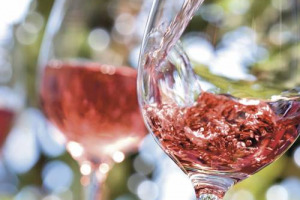 Nel calice, vince il rosa: parola di Coldiretti, che sottolinea come, da un&rsquo;analisi su dati Ismea, nel 2017 i consumi di vini rosati sono cresciuti del +20,7%. Un trend sostenuto da mood &ldquo;come l&rsquo;apericena che coinvolge quasi 6 italiani su 10 (59%)&rdquo;