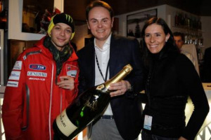 DA ALONSO A MASSA, DA ROSSI A HAYDEN, I &ldquo;RE&rdquo; DEI MOTORI BRINDANO CON LE &ldquo;MITICHE&rdquo; BOLLICINE FERRARI, A &ldquo;WROOOM&rdquo;, ANTEPRIMA MONDIALE DELLE SCUDERIE FERRARI E DUCATI, DI SCENA OGGI A MADONNA DI CAMPIGLIO