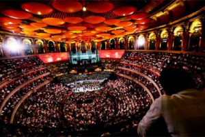 La &ldquo;strana coppia&rdquo;: Mo&euml;t & Chandon aprir&agrave; il suo nuovo Champagne Bar all&rsquo;interno della &ldquo;Royal Alber Hall&rdquo;, il tempio londinese del rock, dove hanno suonato The Who, Led Zeppelin, Pink Floyd, Robbie Williams ...