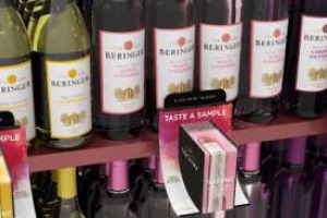 Chiss&agrave; com&rsquo;&egrave; questo vino ... Beringer, brand tra i pi&ugrave; popolari della California, lancia tra gli scaffali i suoi campioni d&rsquo;assaggio: una pellicola da &ldquo;assaggiare&rdquo;, che racchiude i sapori della bottiglia. Ma che rischia di rivelarsi un boomerang