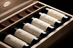 FINE ANNO D&rsquo;ECCEZIONE PER MOLTI DEI PI&Ugrave; PRESTIGIOSI NOMI DELL&rsquo;ENOLOGIA ITALIANA: CRESCE LA PROPOSTA DI VINI DI ANNATE STORICHE IN CONFEZIONI LUSSUOSE, IN UNA SORTA DI &ldquo;VINTAGEMANIA&rdquo;. DA SAN LEONARDO A ZENATO, DA BIONDI SANTI A MASTROBERARDINO