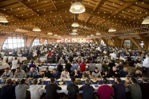 La chef stellata Rosanna Marziale, il pastry chef Roberto Rinaldini e i ragazzi della comunità di recupero dalla tossicodipendenza più grande d’Europa festeggiano con la gente i primi 40 anni di San Patrignano con le charity dinner “Gusta, ama, dona”