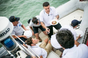 C’è un MisterX 3 in alto mare in cui si cucina il miglior “Tramonto in laguna, trionfo di seppie, tartufo nero umbro, patate bianche e viola”: è l’equipaggio con a bordo la chef Karen Boscolo Meneguolo, il migliore della “S.Pellegrino Cooking Cup”