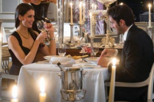 Innamorati a tavola: 5,3 milioni di italiani celebreranno San Valentino al ristorante, con un giro d’affari di 222 milioni di euro (+7% sul 2017). Così a Fipe. Prevale il menu ad hoc (prezzo medio 42), tra “spritz dell’amore” e “risotto Cupido”...