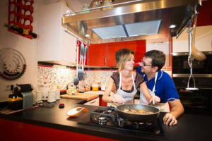 Diventare cuochi, sì, ma per amore, non per professione: le “Cesarine”, l’associazione di home cooking che apre le porte di casa, e soprattutto le tavole, a turisti e food lover, cercano nuove leve, specie nei luoghi più visitati del Belpaese