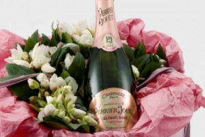 CHAMPAGNE IN UNA MANO E BOUQUET NELL&rsquo;ALTRA: PREPARATEVI ARRIVA SAN VALENTINO. INNAMORATI CON BOLLICINE NEL CUORE, ECCO UN&rsquo;IDEA &ldquo;PROFUMATA&rdquo; PER LA VOSTRA MET&Agrave;: PERRIER JOU&Euml;T BLASON ROS&Eacute; ABBINATO AD UN BOUQUET SU MISURA DI INTERFLORA