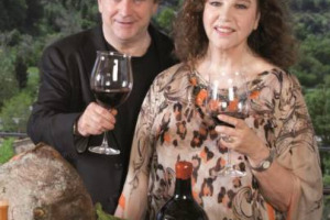 È il 1977 e Mario Soldati firma il capolavoro “Vino al Vino”. Quattro decenni dopo Giovanni Soldati compie il viaggio di ritorno, ma dal vino al pane, e con volume “Pane al Pane”. Lo racconta, domani a Siena, con Stefania Sandrelli e Oscar Farinetti