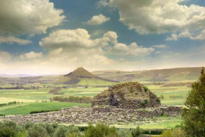 La Sardegna del vino, piccolo continente enoico, guarda al futuro. Con le cantine leader (Argiolas, Sella & Mosca, Capichera, Pala, Contini, Quartomoro) unite per raccontarla nel mondo. Focus: Porto Cervo Wine & Food Festival (13-15 maggio)