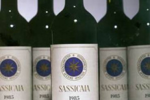 L&rsquo;autunno delle aste parte con il botto: da Sotheby&rsquo;s, a New York, arrivano numeri da record per l&rsquo;Italia enoica: 18.375 dollari per 12 bottiglie di Sassicaia 1985. Quotazioni importanti anche per Masseto, Ornellaia, Brunello Soldera, Barolo Giacosa