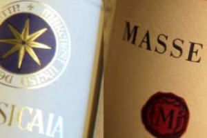 Vino & investimenti, l&rsquo;Italia continua a crescere. Lo dice il Liv-Ex, che ha stilato la &ldquo;top 10&rdquo; delle etichette del Belpaese pi&ugrave; scambiate nel 2015: al top assoluto Sassicaia (21,4% del quota di mercato in valore), Masseto, Ornellaia, Tignanello ...