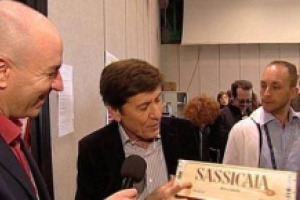 GIANNI MORANDI? COME IL SASSICAIA, OVVERO UN&rsquo;ECCELLENZA ITALIANA: E AL &ldquo;MITO&rdquo; DELLA CANZONE ITALIANA REDUCE DA &ldquo;SANREMO&rdquo;, IL MARCHESE INCISA DELLA ROCCHETTA, ALLA GUIDA DI TENUTA SAN GUIDO, DONA UNA BOTTIGLIA DEL VINO &ldquo;MITO&rdquo; DELL&rsquo;ITALIA DEL VINO