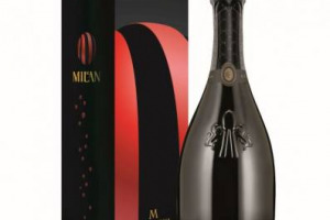 Il Milan ha le sue bollicine ufficiali, Franciacorta, of course: arriva la prima bottiglia a marchio Ac Milan, un Franciacorta Sat&egrave;n della cantina lombarda La Montina, battezzato a Casa Milan da Barbara Berlusconi, Adriano Galliani e Cristi&agrave;n Zapata