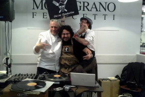 CHEF PLURISTELLATO ED APPREZZATISSIMO ANCHE FUORI DAL BELPAESE, MAESTRO DELLA CUCINA ITALIANA, DAVIDE SCABIN, DOPO L’ESPERIENZA TELEVISIVA, DIVENTA “FOODJOCKEY” PER UNA NOTTE, OSPITE DEL FORMAT RADIOFONICO “COCINA CLANDESTINA”
