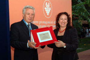 RESTYLING PER IL TG1 “TERRA E SAPORI”. LA PIU’ SEGUITA RUBRICA TV SUL “WINE & FOOD” (7 MILIONI DI SPETTATORI), A CURA DELLA GIORNALISTA ANNA SCAFURI, SI RINNOVA PARTENDO … DALLA TOSCANA DEL VINO!