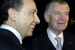 SE LA POLITICA SI SEDESSE PI&Ugrave; SPESSO DI FRONTE A UN CALICE DI VINO ... SUCCEDE: ALL&rsquo;ENOTECA ITALIANA A SIENA DOVE STASERA IL TOP DELLA SOCIALDEMOCRAZIA TEDESCA, DA GERHARD SCHR&Ouml;DER A JOSCHKA FISCHER, FESTEGGIA GLI 80 ANNI DELL&rsquo;EX MINISTRO OTTO SCHILY