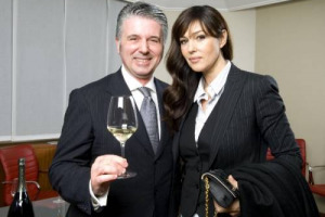 BACCO & VENERE: ALESSANDRO SCORSONE, UNO DEI PI&Ugrave; CELEBRI &ldquo;ALFIERI&rdquo; DEL VINO ITALIANO IN TV (E SOMMELIER DI PALAZZO CHIGI) E MONICA BELLUCCI, SIMBOLO DELLA BELLEZZA ITALIANA NEL MONDO, BRINDANO INSIEME (CON BELLAVISTA)