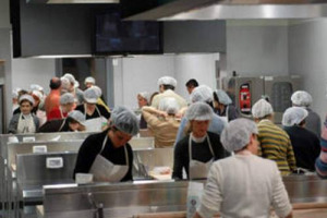 THE SHOW COOKING: LE CANTINE DEL BELPAESE SALGONO IN &ldquo;CATTEDRA&rdquo; E INVIANO I LORO CHEF AD INSEGNARE LA CUCINA ITALIANA IN GIRO PER IL MONDO. IN ITALIA? TRA CORSI IN AZIENDE, AGLI EVENTI E IL BOOM DI CUOCHI SU RIVISTE E TV, ORMAI SI &ldquo;SPADELLA&rdquo; OVUNQUE