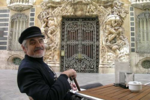 &ldquo;VIVERE CON MENO &Egrave; FACILE, PERSINO DIVERTENTE&rdquo;: ALL&rsquo;ECONOMISTA E FILOSOFO FRANCESE, TEORICO DELLA &ldquo;DECRESCITA SERENA&rdquo;, SERGE LATOUCHE, IL &ldquo;PREMIO ARTUSI 2009&rdquo;, DI SCENA L&rsquo;11 OTTOBRE A CASA ARTUSI. CHI E&rsquo; SERGE LATOUCHE