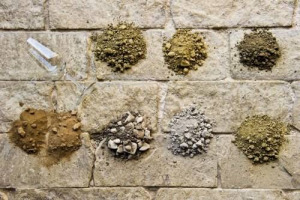 QUANDO UNA CANTINA TIRA FUORI TUTTE LE ANIME DI UN TERRITORIO. TANTE QUANTE SONO LE TERRE E I LORO COLORI, DA OGNUNA DELLE QUALI NASCE UN VINO. GIALLA, BIANCA, NERA, ROSSA, OCRA: ECCO IL PROGETTO &ldquo;7 TERRE PER 7 VINI&rdquo; DELLA SICILIANA VALLE DELL&rsquo;ACATE