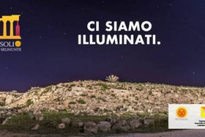 Dalla Sicilia dove cultura e vino si intrecciano, nelle stesse ore, si sono riaccese le luci del Parco Archeologico di Selinunte, grazie a Settesoli. Che poco lontano, a Menfi, iniziava gi&agrave; a luglio la vendemmia con i primi grappoli di Pinot Grigio