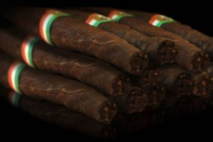 Auguri al Sigaro Toscano: sono passati 200 anni dall’acquazzone del 1815 che, in modo del tutto fortuito, fece nascere a Firenze uno prodotti storici della manifattura italiana. Stefano Accorsi spegne le candeline e nasce il “Toscano Originale 1815”