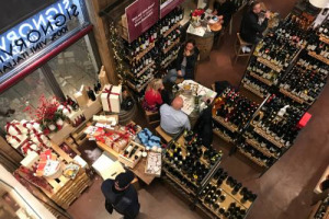 Il vino, in Italia, tira ancora. Lo dimostra la crescita di Signorvino, l&rsquo;&ldquo;enocatena&rdquo; presente in 15 citt&agrave; che chiude il 2017 in crescita del 30%, punta alla Germania e lancia un Osservatorio per monitorare scelte, preferenze e trend dei wine lover