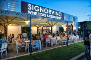 Se i capitali stranieri investono in vigna, uno dei pi&ugrave; grandi imprenditori del Belpaese, Sandro Veronesi, fondatore del Gruppo Calzedonia, preferisce le enoteche: &ldquo;Signorvino&rdquo; arriva a 15 store in Italia e punta ad aprire in Germania e Inghilterra