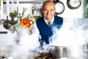 IL CIBO, CHE SPETTACOLO: LA CUCINA DISERTA I FORNELLI, SI RIVERSA NEI SALOTTI TELEVISIVI E NELLE PIAZZE DI TUTTA ITALIA E DIVENTA OGGETTO DI NARRAZIONE. GLI APPUNTAMENTI PIU’ CULT? VERSILIA & CORTINA