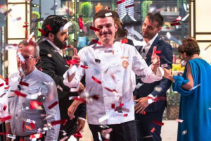 In pieno stile contemporaneo, con una cucina di sapori del territorio rivisitata in chiave moderna e con contaminazioni internazionali, è il ventiduenne marchigiano Simone Scipioni il vincitore del seguitissimo talent MasterChef Italia n. 7