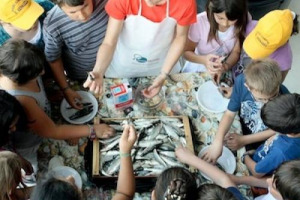 Laboratori del gusto e dell’acqua, lezioni di cucina, grandi chef (da Moreno Cedroni a Luciano Zazzeri), mercati sulle barche, street food, scatolette impiattate dagli chef, tanti eventi per bambini: da domani, a Genova, “leva l’ancora” “Slow Fish”