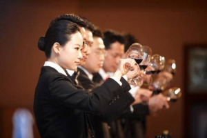 Produzione di vino in calo nella prima met&agrave; del 2017 per la Cina, paese ormai nel &ldquo;G6&rdquo; dei Paesi produttori (11,4 milioni di ettolitri, dati Oiv): -10,4% per il vino imbottigliato nei primi 6 mesi. Mentre cresce l&rsquo;import (+13,9% in volume)