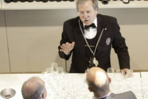 TRA VINTAGE E MODERNIT&Agrave;, LA NECESSIT&Agrave; E LA VOGLIA DI UN CONTATTO PI&Ugrave; DIRETTO POSSIBILE CON IL CONSUMATORE: LA PROMOZIONE DELLA CULTURA DEL VINO SI FA ANCHE &ldquo;PORTA A PORTA&rdquo;. E LA GRIFFE DEL PINOT GRIGIO SANTA MARGHERITA PORTA &ldquo;UN SOMMELIER A CASA TUA&rdquo;