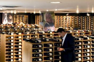SOTHEBY&rsquo;S WINE, DALLE ASTE AL RETAIL: A MANHATTAN APRE IL PRIMO NEGOZIO DEDICATO AL VINO DI UNA DELLE CASE D&rsquo;ASTA PI&Ugrave; IMPORTANTI DEL MONDO. TRA GLI SCAFFALI BOTTIGLIE DA 14 A 40.000 DOLLARI ...