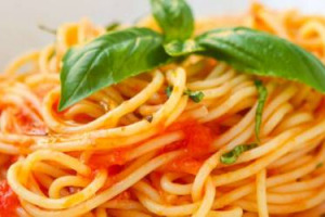 In pochi la saltano del tutto, in molti non la dedicano solo al cibo, ma sempre di più con un occhio alla salute e alla leggerezza: ecco la fotografia della pausa pranzo degli italiani, secondo la ricerca di Squadrati per Heineken