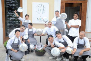 Per emulare i grandi chef, non bastano le ore passate alla tv. Meglio un corso di cucina, magari al fianco dei propri “eroi”: da Romito ai fratelli Cerea, da Grasso & Macchia a Sadler, dove si impara a cucinare da re. Focus: la fondazione Marchesi