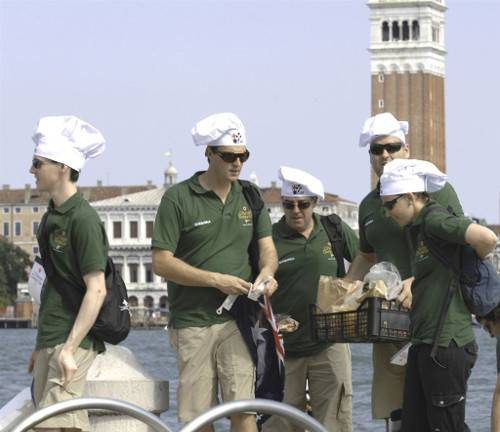 La spesa in barca a vela nella laguna di Venezia