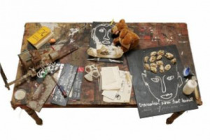 La tavola diventa arte attraverso lo sguardo di uno dei più grandi artisti contemporanei, Daniel Spoerri, celebrato nella mostra “Daniel Spoerri. Eat Art in transformation”, con i celebri “tableaux pièges”, i tavoli, “fotografati” dopo pranzi e cene